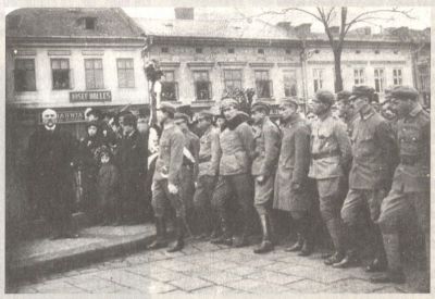 Stanisław Jabłoński przemawia do Legionist&oacute;w pod pomnikiem Tadeusza Kościuszki